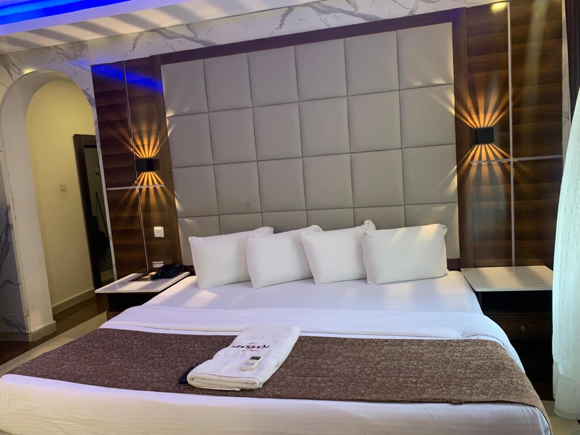 Presken @ Freedom Way, 3* Lekki